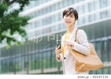 ビジネス街に立つ女性 ビジネス街に立つ女性 96095336