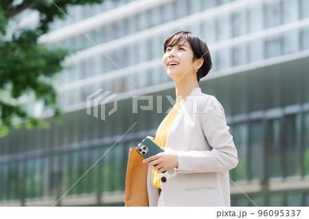 ビジネス街に立つ女性 96095337