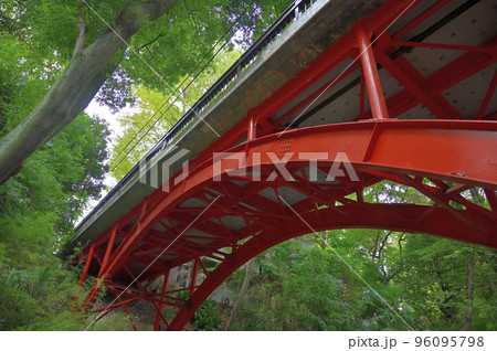 等々力渓谷のゴルフ橋（東京都世田谷区） 96095798