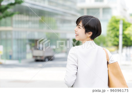 働く女性の後ろ姿 96096175