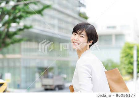 働く女性の背中 96096177