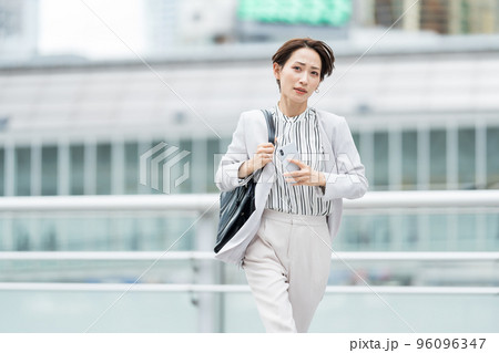 ビジネス街を走るキャリアウーマン 96096347