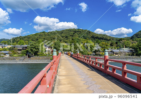 【京都府】爽やかな青空に恵まれた宇治川に架かる朝霧橋 【京都府】爽やかな青空に恵まれた宇治川に架かる朝霧橋 96096541