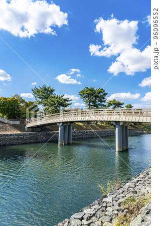 【京都府】爽やかな青空に恵まれた宇治川に架かる橘橋 96096552