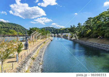 【京都府】爽やかな青空に恵まれた宇治川 96096553