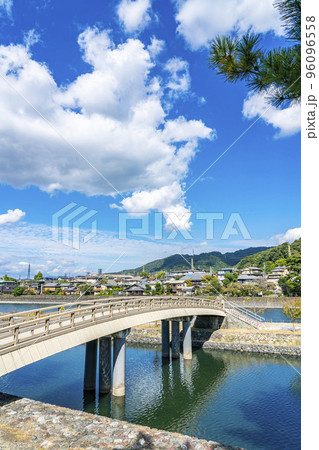 【京都府】爽やかな青空に恵まれた宇治川に架かる橘橋 【京都府】爽やかな青空に恵まれた宇治川に架かる橘橋 96096558