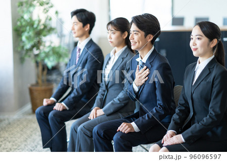 面接　就職活動　大学生 96096597