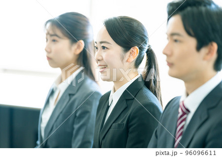 面接　就職活動　大学生 96096611