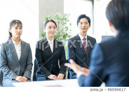 面接　就職活動　大学生 96096617