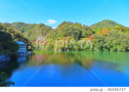 【広島県】帝釈峡神龍湖の遊覧船から見える景色 【広島県】帝釈峡神龍湖の遊覧船から見える景色 96096747