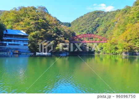 【広島県】帝釈峡神龍湖の遊覧船から見える景色 96096750