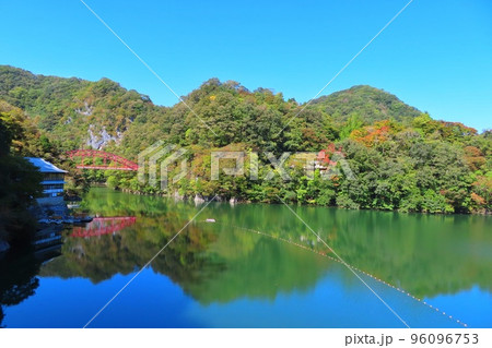 【広島県】帝釈峡神龍湖の遊覧船から見える景色 96096753