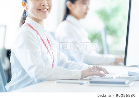デスクワークで働くビジネスウーマン 96096930