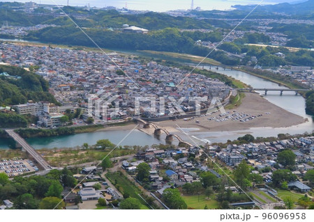 【山口県】岩国城から見える景色　錦帯橋 96096958