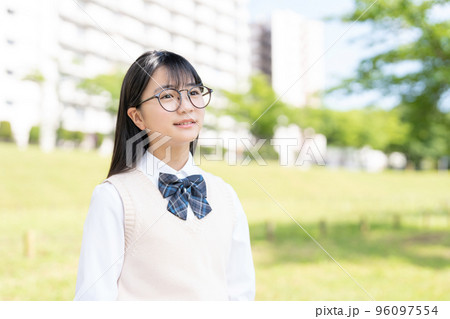 制服姿の中学生の女の子 96097554