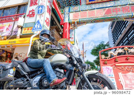 大型アメリカンバイクに乗って横浜中華街に来た女性ライダー 96098472