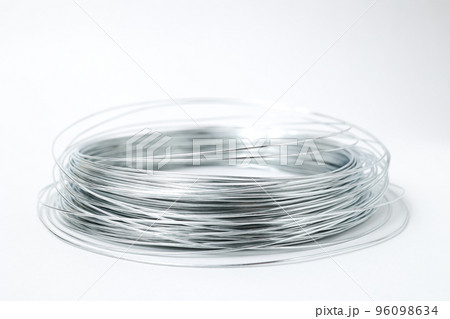 針金、ワイヤー、金属、鉄、アルミ、コイル状、作業、縛る、材料、DIY 96098634