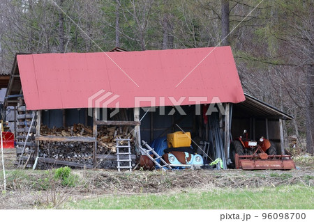 北海道　十勝地方　赤い屋根のガレージ 96098700
