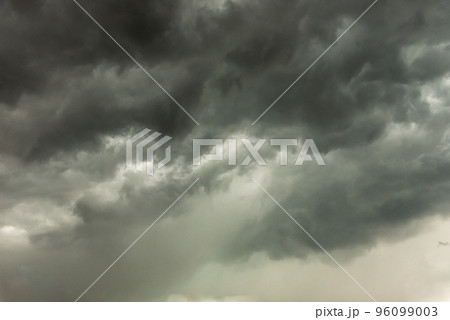 Gloomy clouds have shrouded sky before a thunderstorm Gloomy clouds have shrouded sky before a thunderstorm 96099003