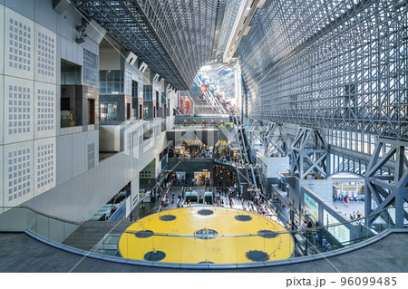 【京都府】近未来的な雰囲気のある京都駅の構内 96099485