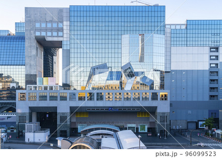 【京都府】ガラス張りの外観が印象的な京都駅 96099523