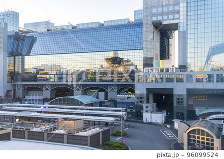 【京都府】ガラス張りの外観が印象的な京都駅 96099524