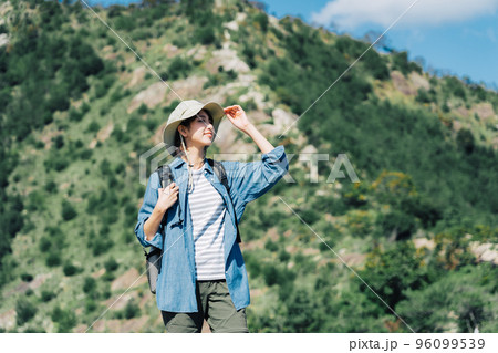 登山をする女性 登山をする女性 96099539