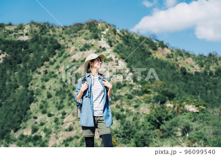 登山をする女性 登山をする女性 96099540