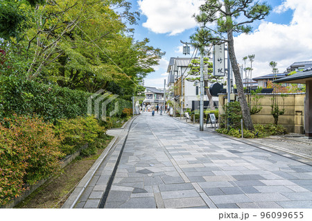 【京都府】たくさんのお店が並ぶ平等院表参道 96099655