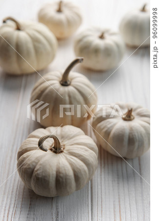 White decorative pumpkins White decorative pumpkins 96099998