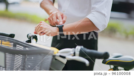 man rent a bike commute man rent a bike commute 96100008