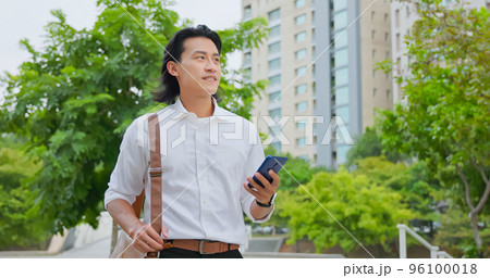 man using phone commuting 96100018