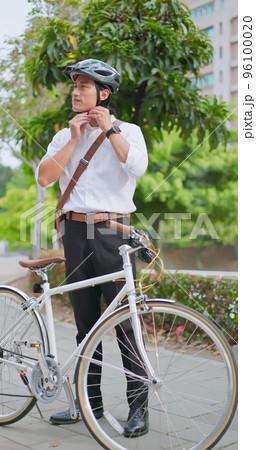 man put on helmet 96100020