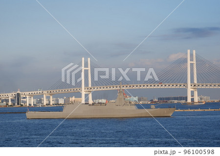 ベイブリッジに向かって航行する護衛艦もがみ 96100598