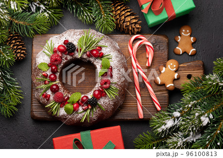 Christmas cake with pomegranate seeds, cranberries and rosemary Christmas cake with pomegranate seeds, cranberries and rosemary 96100813