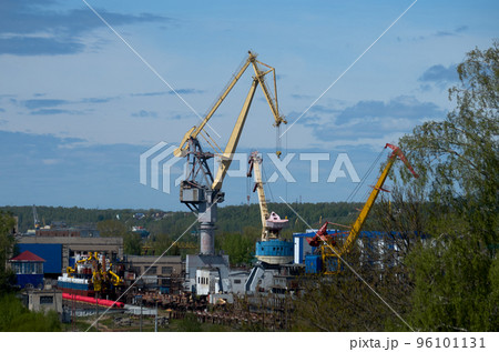 Heavy crane in river cargo port Heavy crane in river cargo port 96101131