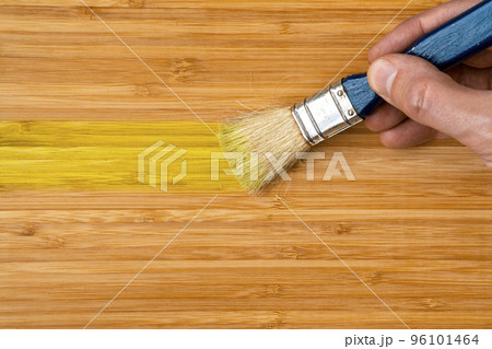 Process of painting the pine wood boards 96101464