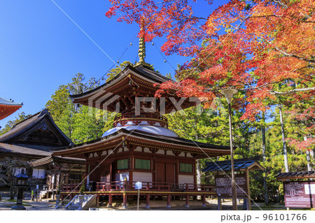 紅葉真っ盛りの高野山 紅葉真っ盛りの高野山 96101766
