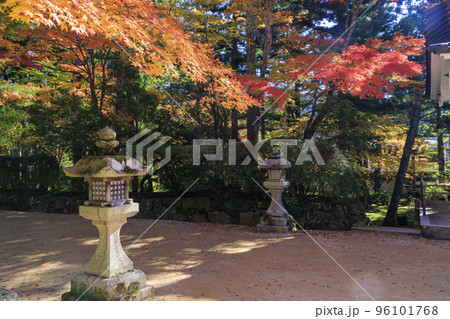 紅葉真っ盛りの高野山 紅葉真っ盛りの高野山 96101768
