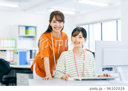 オフィスで働く若い女性のエンジニア 96102026