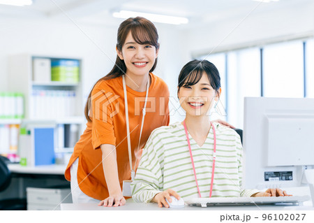 オフィスで働く若い女性のエンジニア オフィスで働く若い女性のエンジニア 96102027