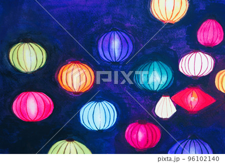 夜に黄色、オレンジ、黄緑、赤、青、紫などのカラフルなランタンが灯る手描きの水彩イラスト 96102140