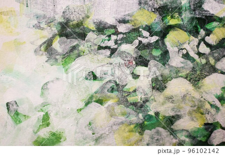 白背景に木の緑の葉に降り積もる雪のような絵 白背景に木の緑の葉に降り積もる雪のような絵 96102142
