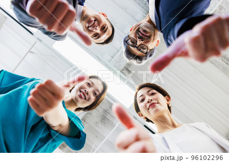 オフィスで円陣を組む男女 96102296