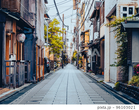 祇園　京町家の家並み 96103021