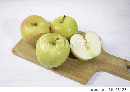 青森県産りんごの新しい品種の「とき（トキ）」香りが強く甘く酸味はやや弱い 96103123