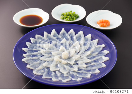 黒背景のフグ刺し 96103271