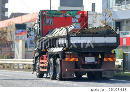 走行中のダンプトラック　イメージ 96103413