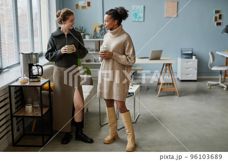 Colleagues drinking coffee at office 96103689