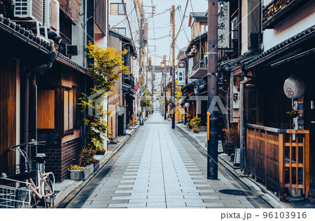 祇園 京町家の家並み 祇園 京町家の家並み 96103916